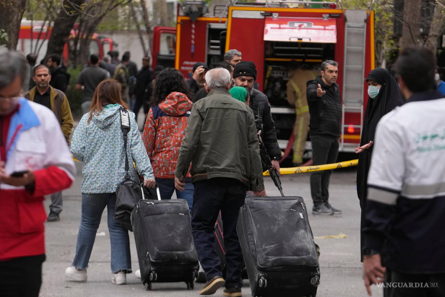 $!Personas abandonan sus hogares en un complejo residencial alcanzado por un ataque estadounidense-israelí mientras se refugiaban en otro lugar, en Teherán.