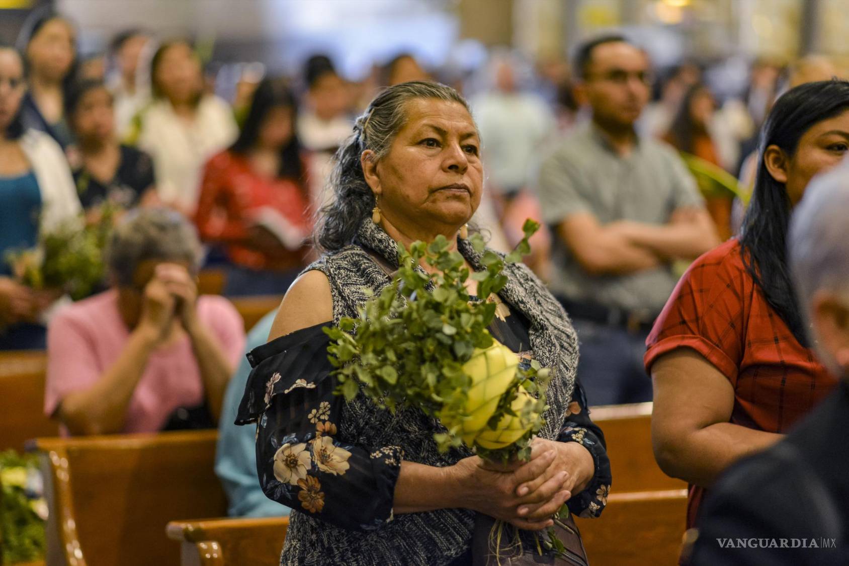 $!Familias acuden a la Catedral de Santiago para celebrar el inicio de la Semana Santa con la bendición de ramos.