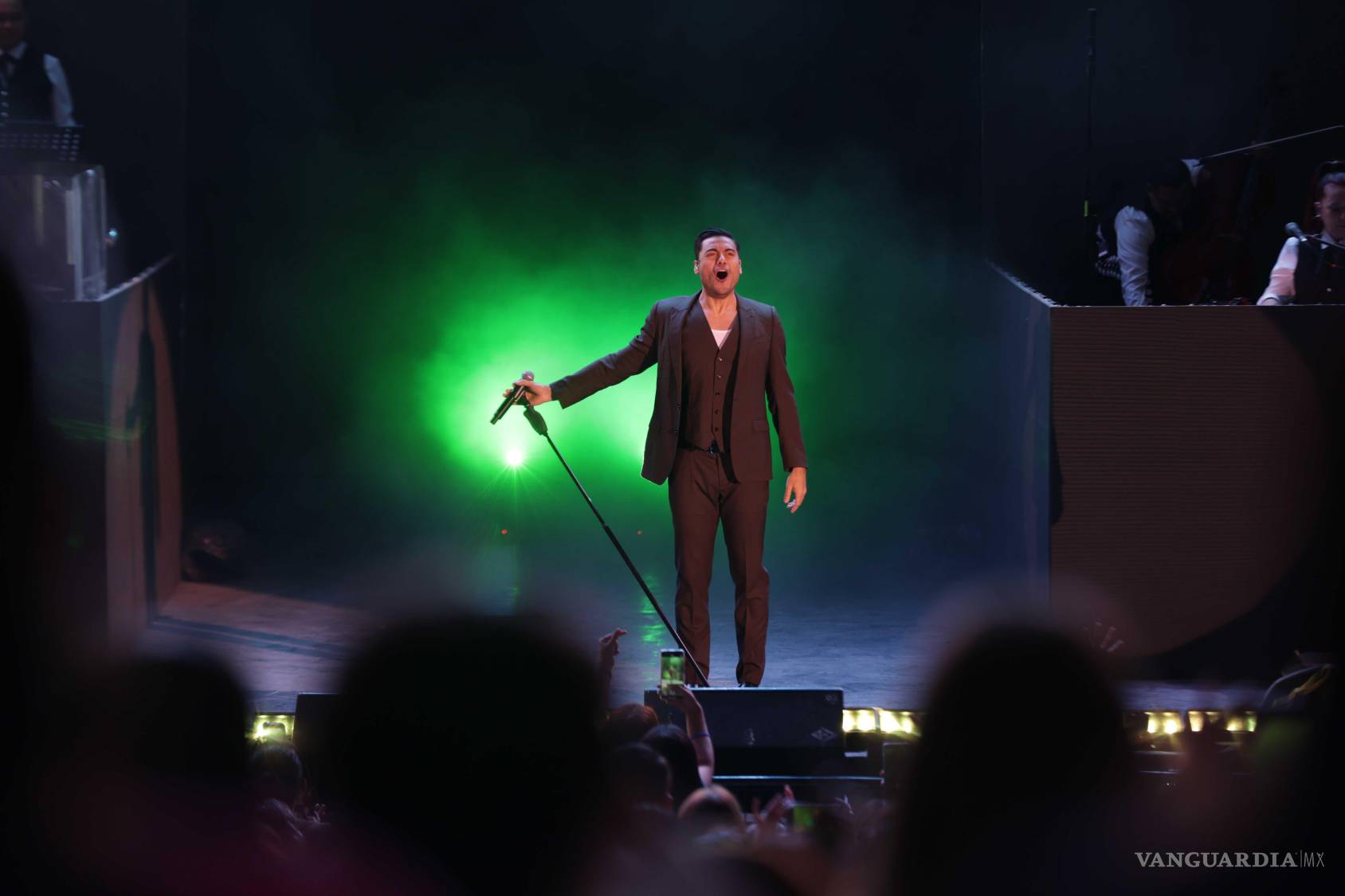 $!El concierto estuvo marcado por dinámicas con el público, desde una “kisscam” hasta una propuesta de matrimonio en pleno show.