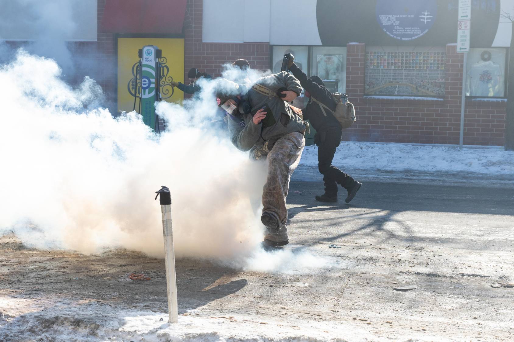 $!Un manifestante es alcanzado por un bote de gas lanzado por los alguaciles del condado de Hennepin.