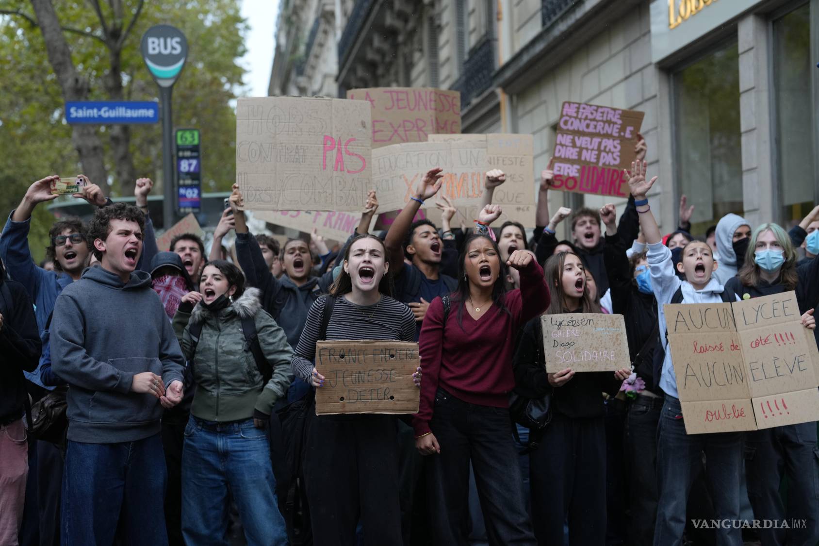 $!Estudiantes corean consignas frente a un instituto bloqueado mientras protestan contra la falta de recursos en los centros educativos, en París, el miércoles 7 de octubre de 2026.