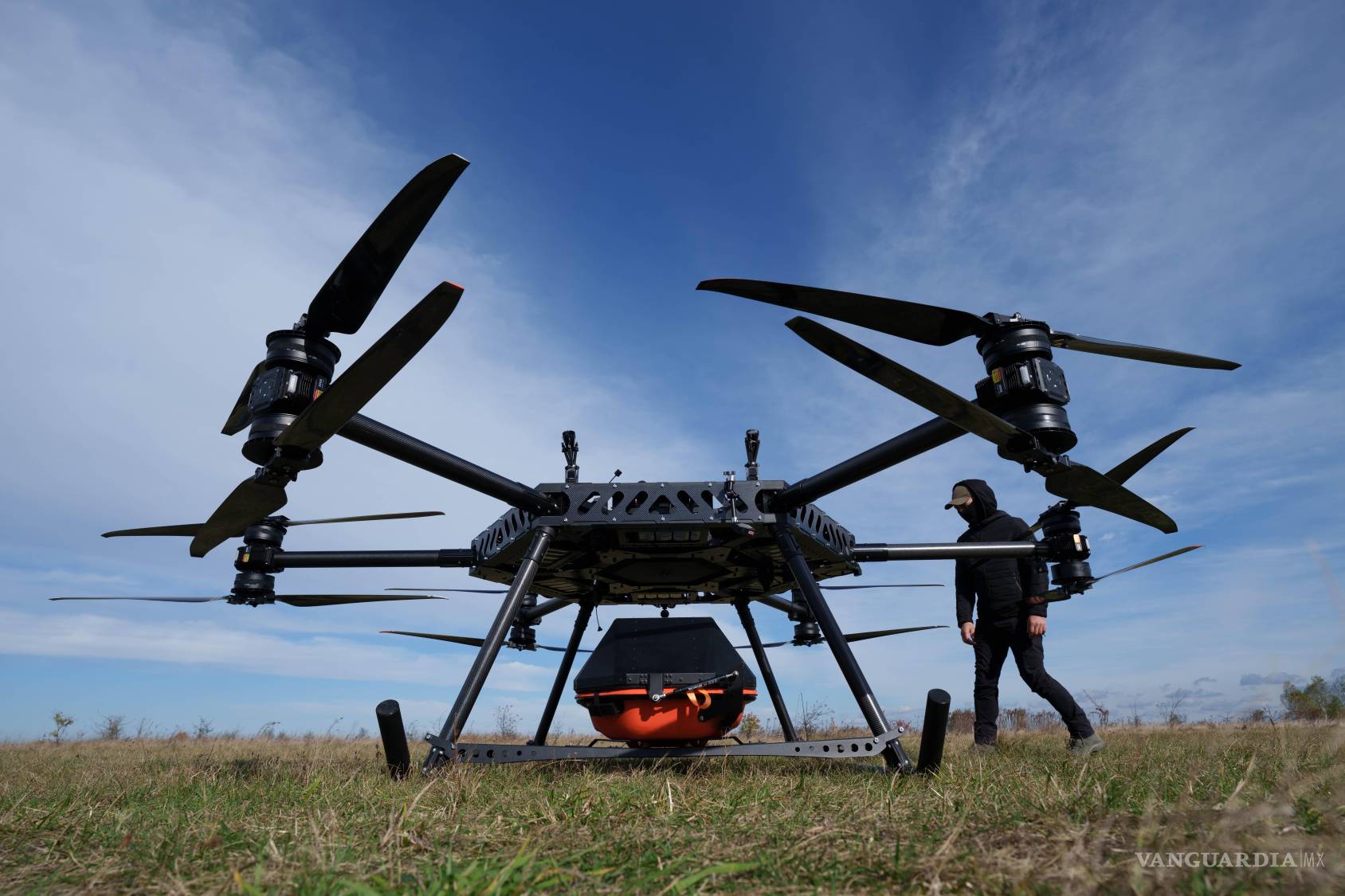 $!Un dron StarGate de la empresa ucraniana SkyFall. Este es el hexacóptero que fue modificado y usado para la evacuación del soldado herido.