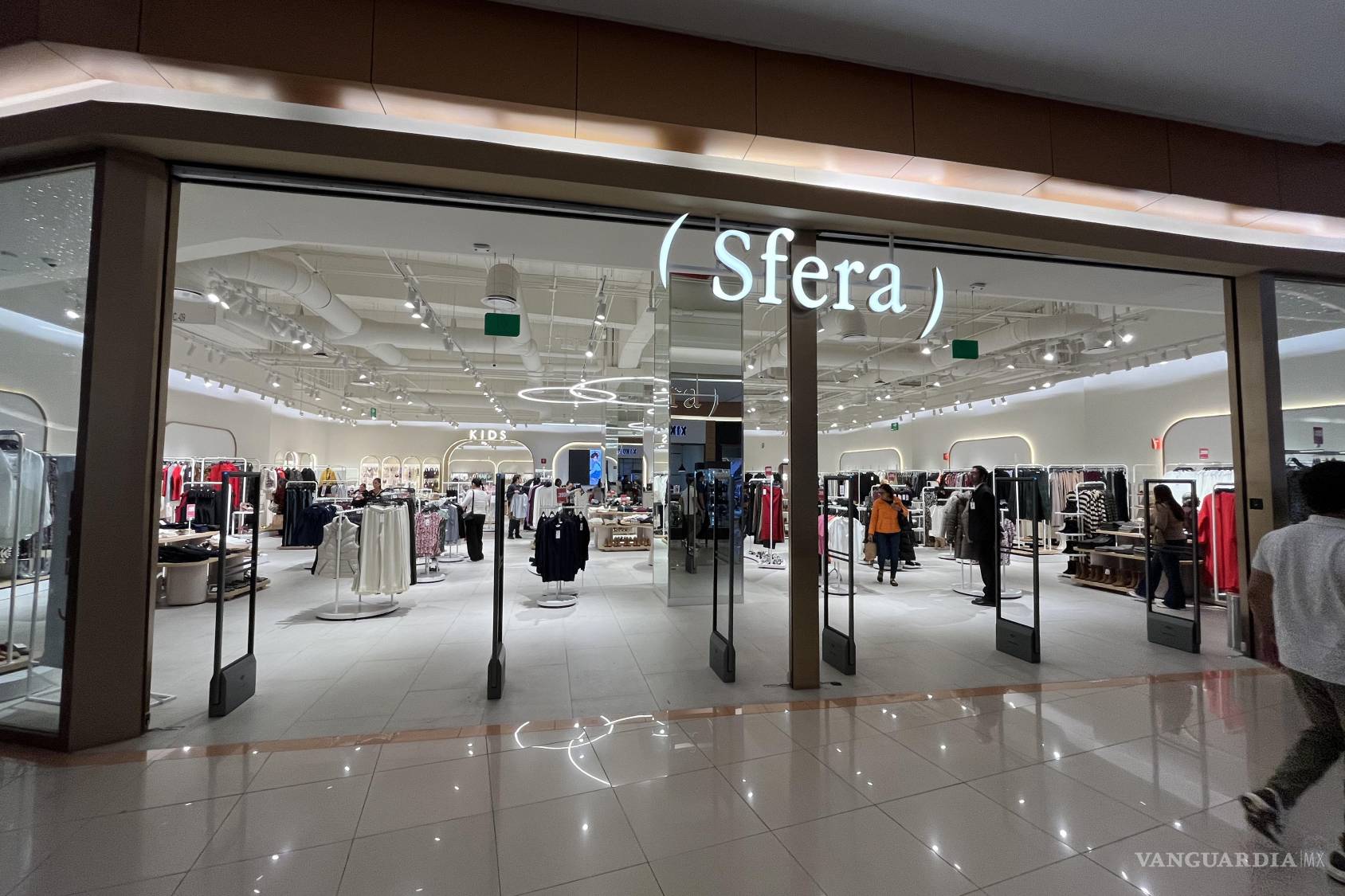 $!La marca española Sfera se sumó a la oferta de moda en Saltillo con su apertura en Plaza Galerías a finales de noviembre.