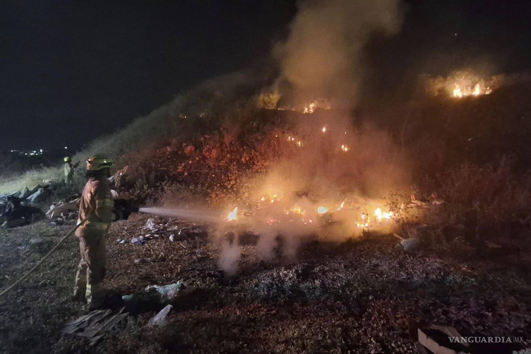 $!El ataque iraní se produce después de que este domingo Israel atacara los suburbios del sur de la capital del Líbano por primera vez desde el último anuncio de tregua entre Israel y el país vecino.