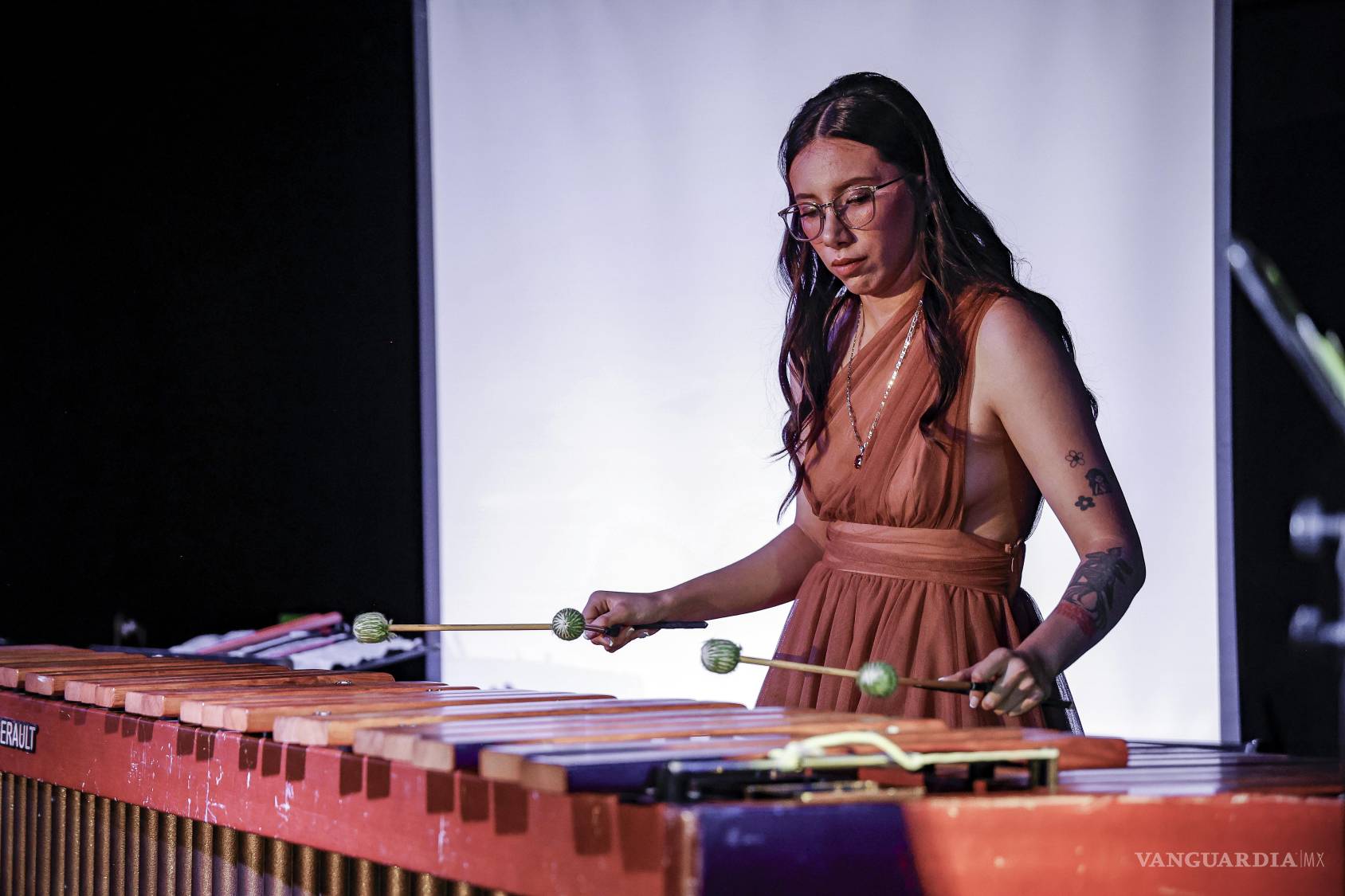 $!Entre baquetas y madera, Fernanda interpreta una pieza para marimba, uno de sus instrumentos predilectos. La joven busca difundir en Saltillo y en México la música contemporánea para percusión, incluyendo obras de compositoras mexicanas.