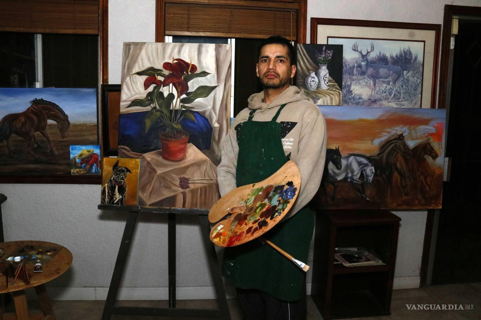 $!Trabajos. Entre caballos y paisajes, el artista autodidacta ha realizado cerca de 100 obras por encargo en apenas dos años.