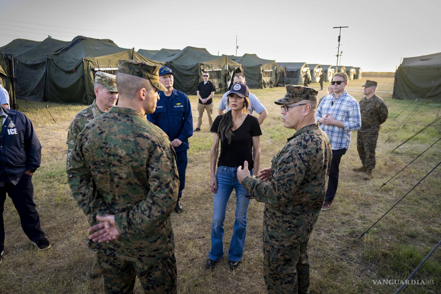 $!La secretaria de Seguridad Nacional, Kristi Noem, recorre un nuevo campamento en la base naval de la Bahía de Guantánamo.