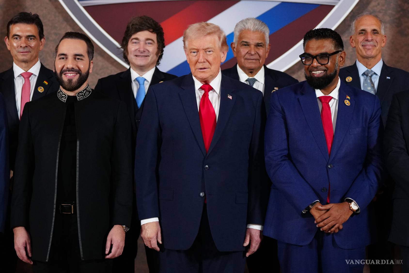 $!El presidente Rodrigo Paz de Bolivia; el presidente Nayib Bukele de El Salvador; el presidente Javier Milei de Argentina; el presidente Donald Trump; el presidente José Raúl Mulino de Panamá; el presidente Mohamed Irfaan Ali de Guyana; y el presidente Nasry Asfura de Honduras posan para una foto grupal en la Cumbre del Escudo de las Américas, celebrada en el resort de golf de Trump en Miami.