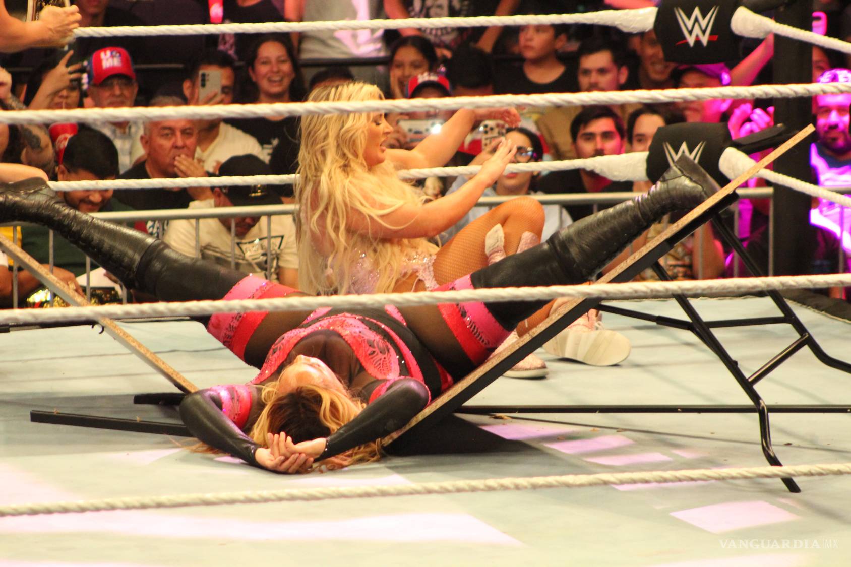 $!Dan estrellas de la WWE un Supershow en Monterrey