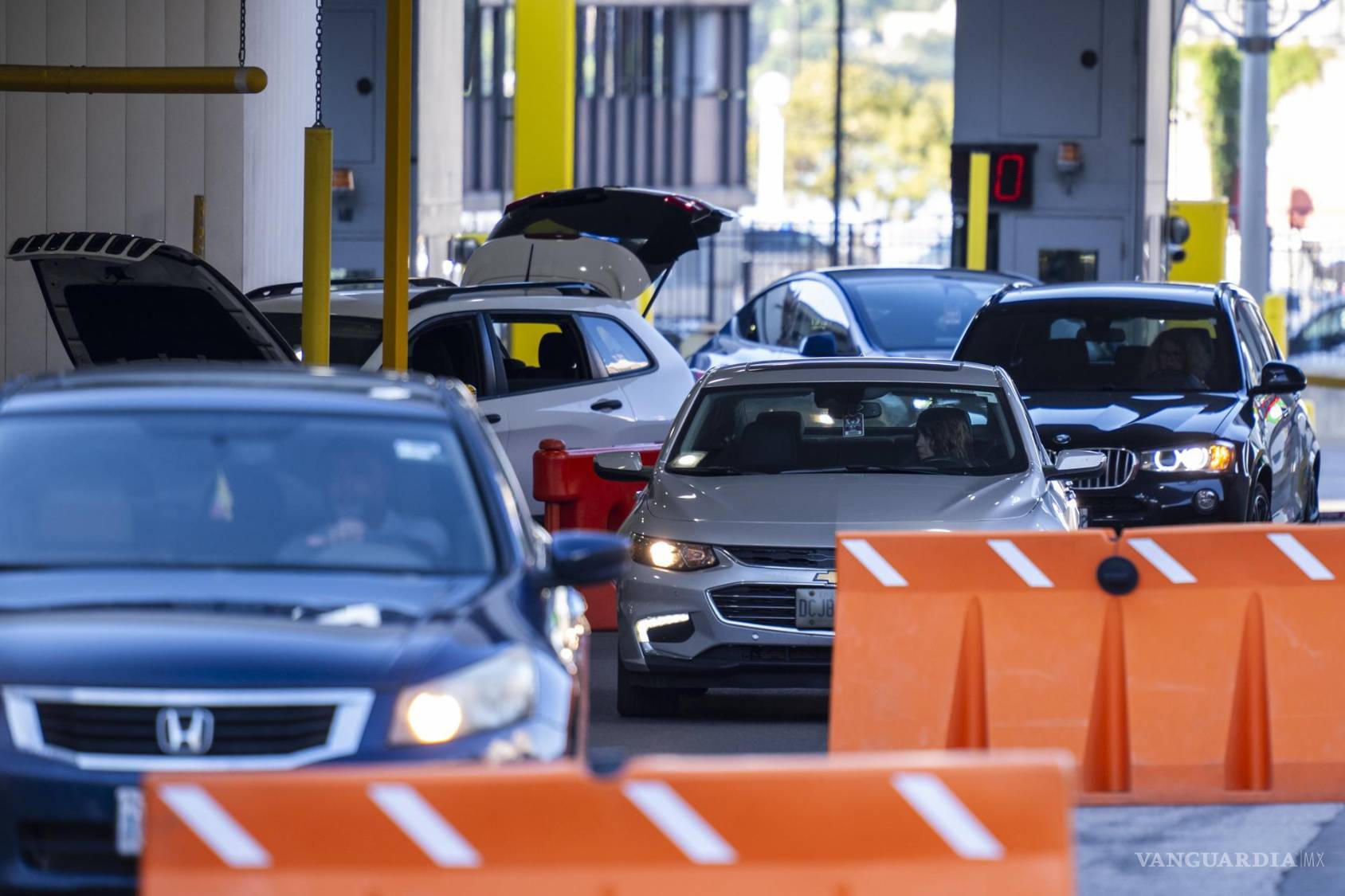 $!Vehículos entran en Detroit a través del túnel Detroit-Windsor, en Detroit. Canadá impuso aranceles a diversos productos estadounidenses.