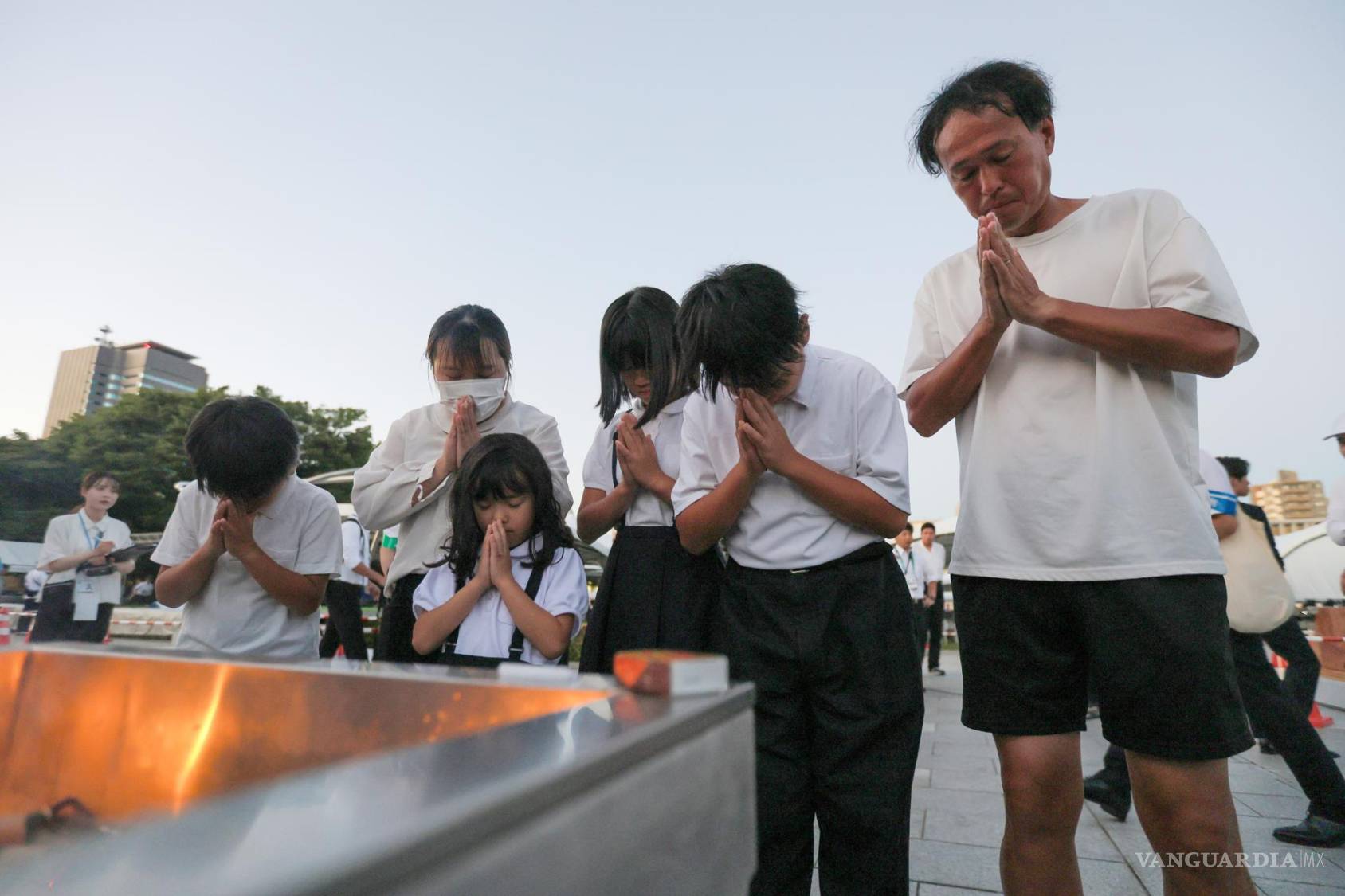 $!Personas elevan oraciones por las víctimas antes de la Ceremonia Conmemorativa de la Paz, con motivo del 81.º aniversario del bombardeo atómico de Hiroshima.