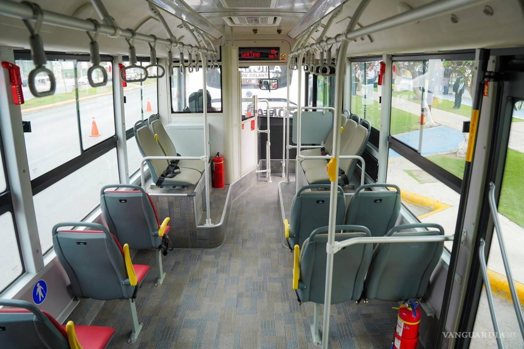 $!Los autobuses cuentan con tecnología ecológica, pantallas informativas, cámaras de seguridad y espacios para personas con discapacidad.