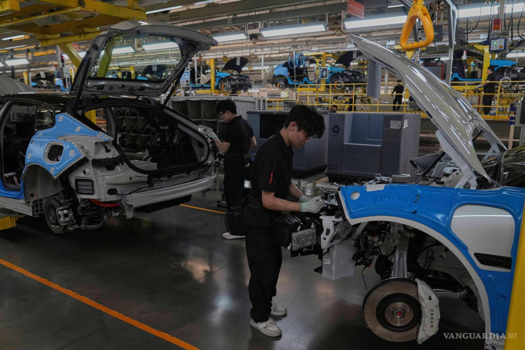 $!Trabajadores ensamblan los modelos Zeekr 001 EV en la planta de montaje del fabricante chino Zeekr en Ningbo, provincia de Zhejiang, al este de China.
