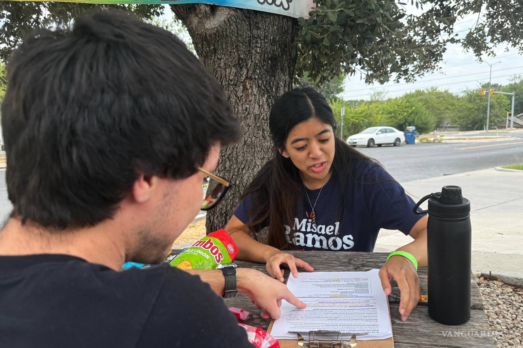 $!Dos miembros de los Socialistas Democráticos de América, Mark Ramirez y Clarisse Manuel, durante una jornada de contacto con los votantes el sábado 26 de septiembre de 2026 en Austin, Texas.