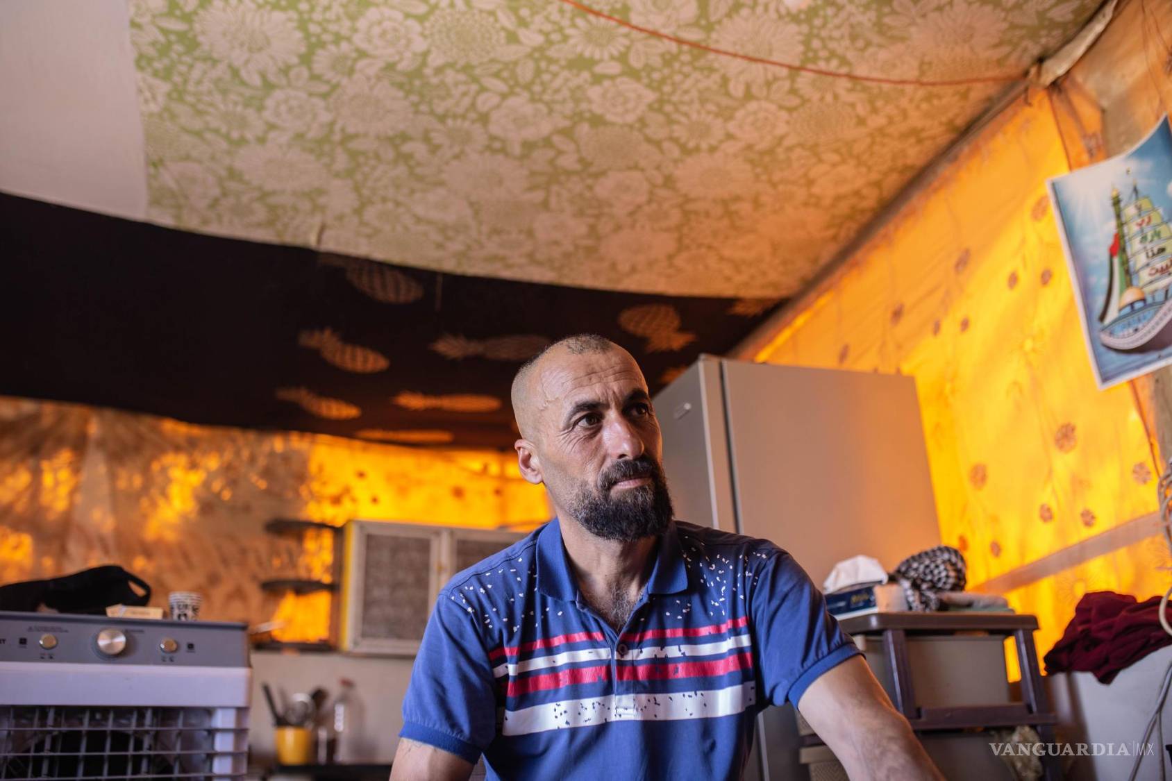 $!El ganadero Basam abu Zakra, de Atuf, no sabe qué pasará con sus 100 ovejas, después de que Israel y los colonos destrozaran el suministro de agua con el que las mantenía con vida.