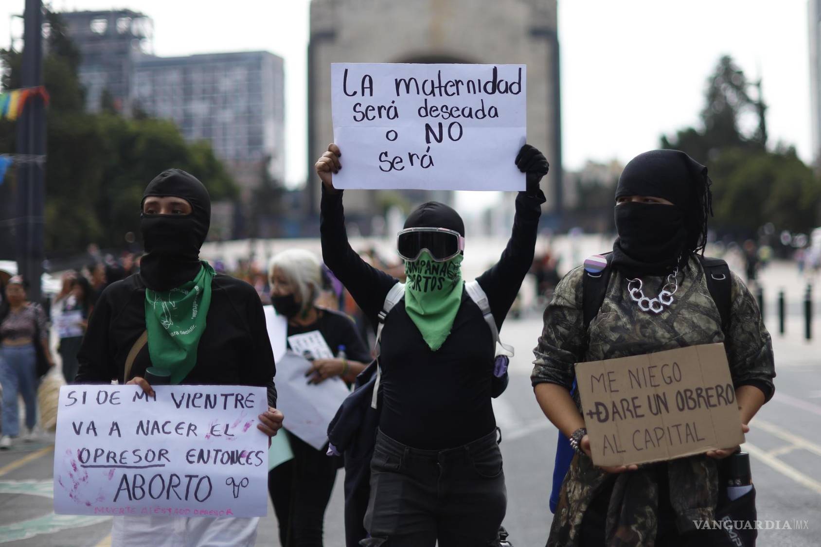 $!Mujeres participan en una manifestación durante el Día de Acción Global por el Acceso al Aborto Legal y Seguro este lunes en Ciudad de México (México).