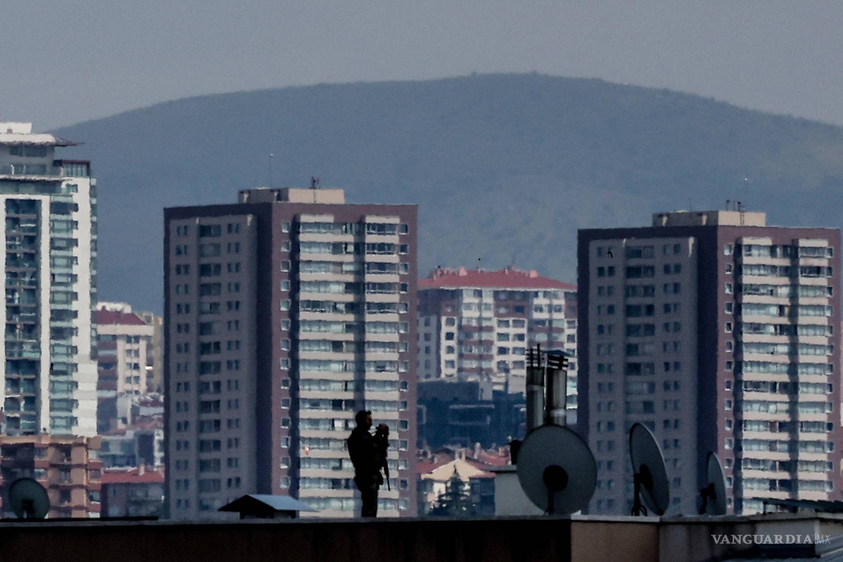 $!Personal de seguridad en una azotea antes de la Cumbre de la OTAN 2026 en Ankara, Turquía.