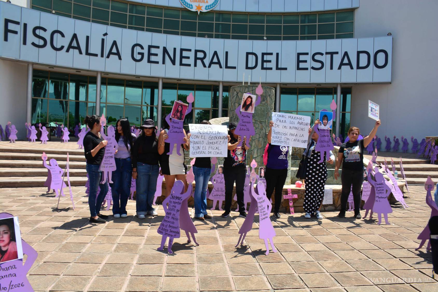 $!Manifestación del colectivo “Alzamos la Voz por Ellas”, quiénes condenaron casos de feminicidios recientes.