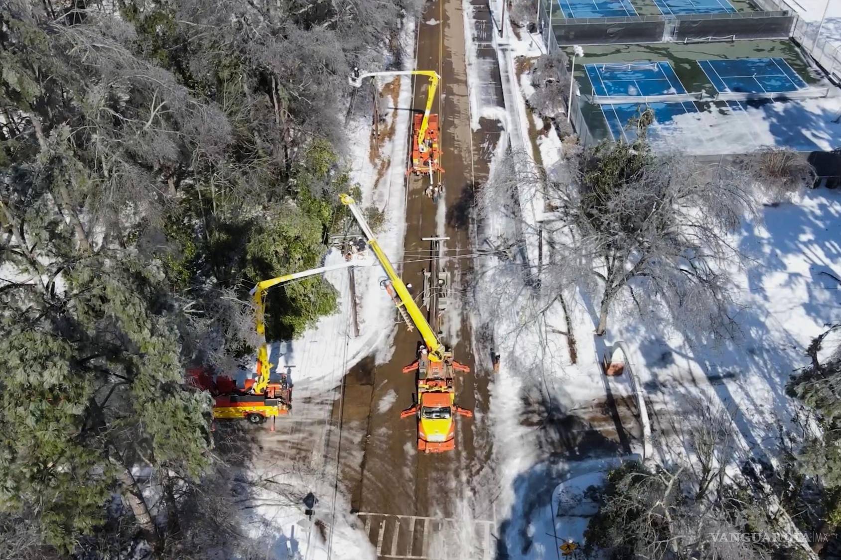 $!Esta imagen, tomada de un video distribuido por la ciudad de Oxford, Mississippi, muestra a operarios trabajando en el tendido eléctrico, el 27 de enero de 2026.