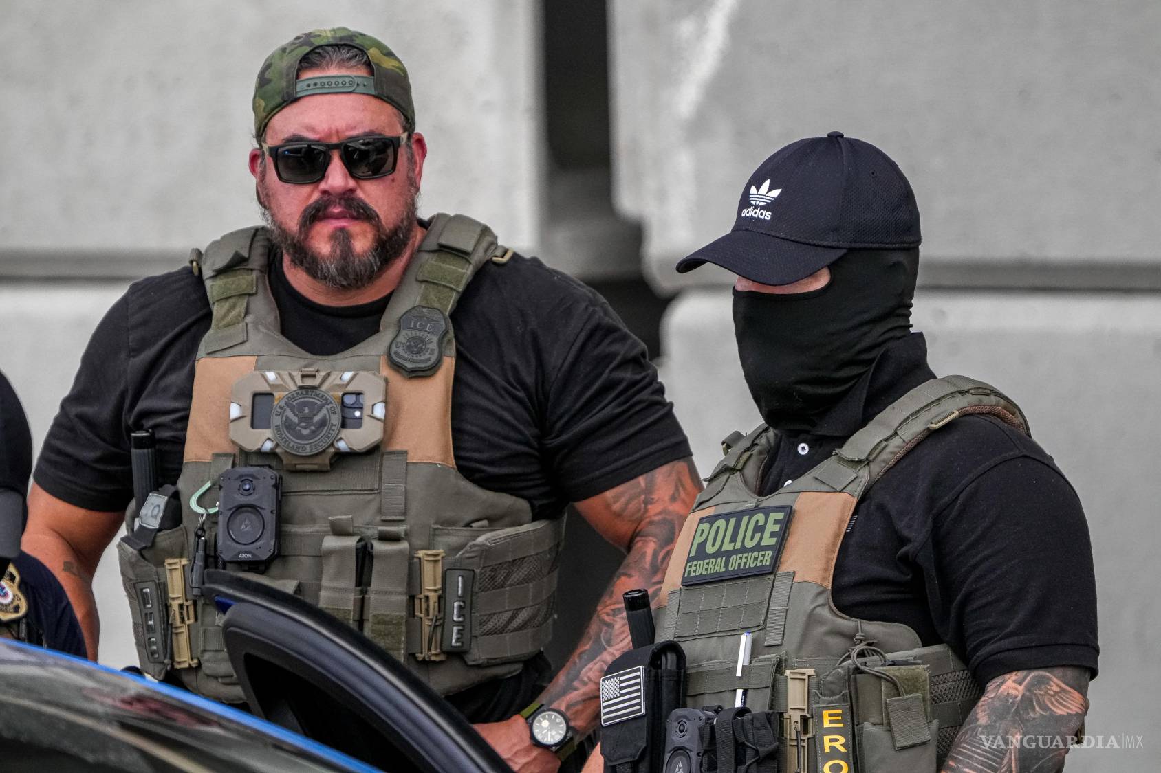 $!Agentes del Servicio de Inmigración y Control de Aduanas en el lugar donde un hombre recibió un disparo por parte de un agente de ICE en Austin, Texas.