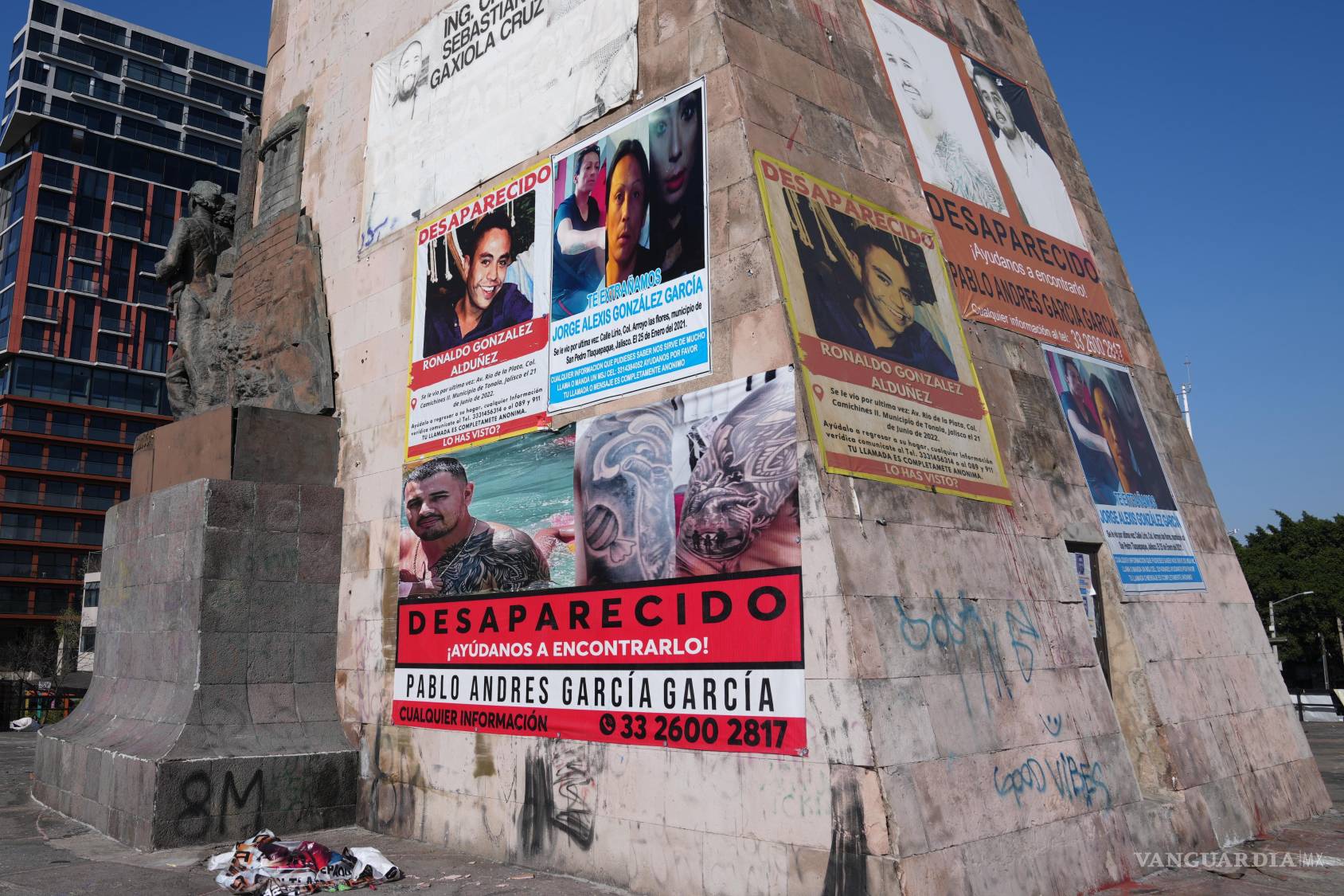$!Carteles con el rostro de personas desaparecidas cubren el monumento a los Niños Héroes, en Guadalajara, Jalisco.