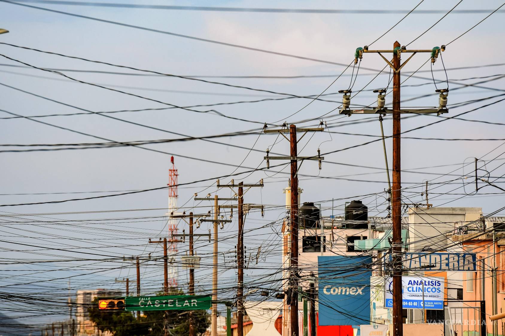 $!La sucesión de postes y líneas sobre las calles de Saltillo revela una forma de crecimiento urbano basada en añadir infraestructura sin necesariamente reorganizar la existente. Cada nueva conexión encuentra su lugar entre las anteriores. El resultado es una acumulación de decisiones técnicas, empresariales y administrativas que termina por definir el paisaje cotidiano.