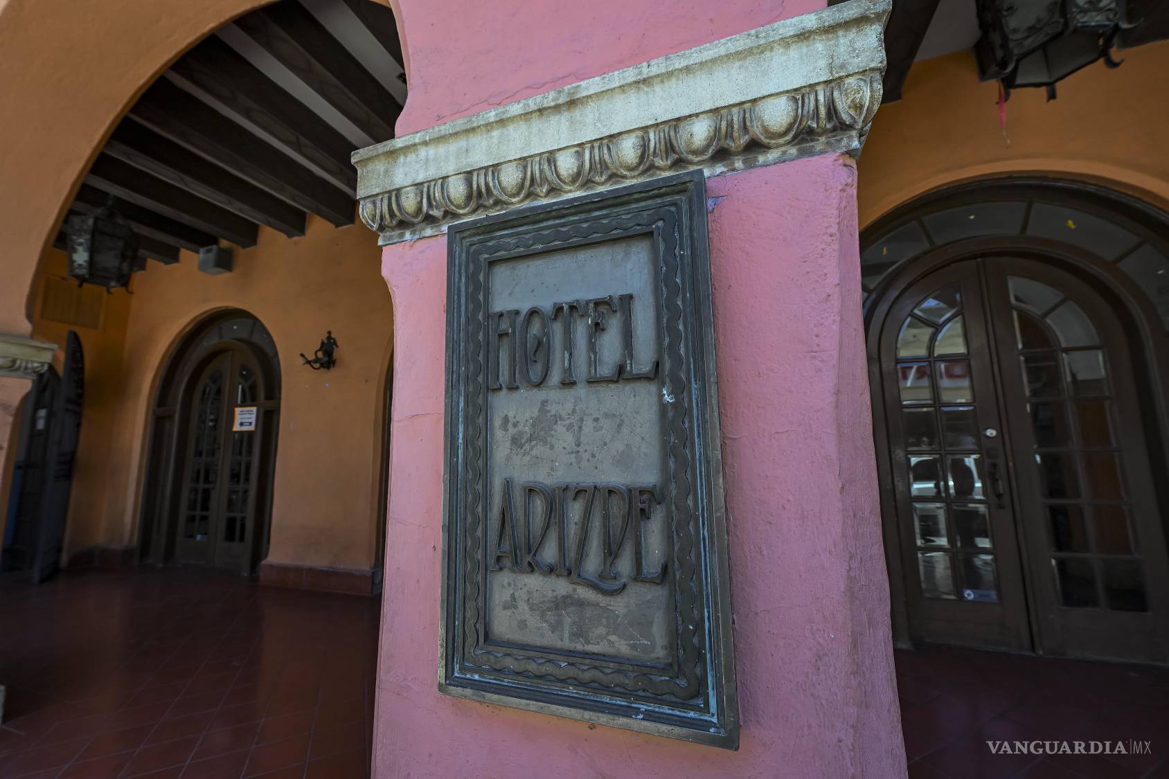 $!El nombre del Hotel Arizpe permanece inscrito sobre uno de sus pilares. Estas pequeñas marcas permiten reconocer las distintas vidas que un edificio acumula mientras la ciudad cambia a su alrededor.