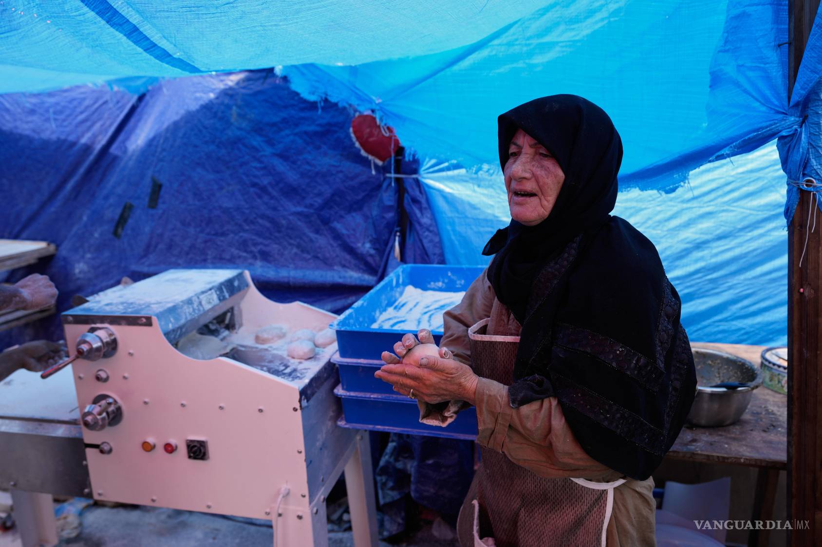 $!Soubhiye Zeiter, de 63 años, una mujer desplazada que huyó de su hogar con su familia en los suburbios del sur de Beirut debido a la guerra entre Israel y Hezbolá.