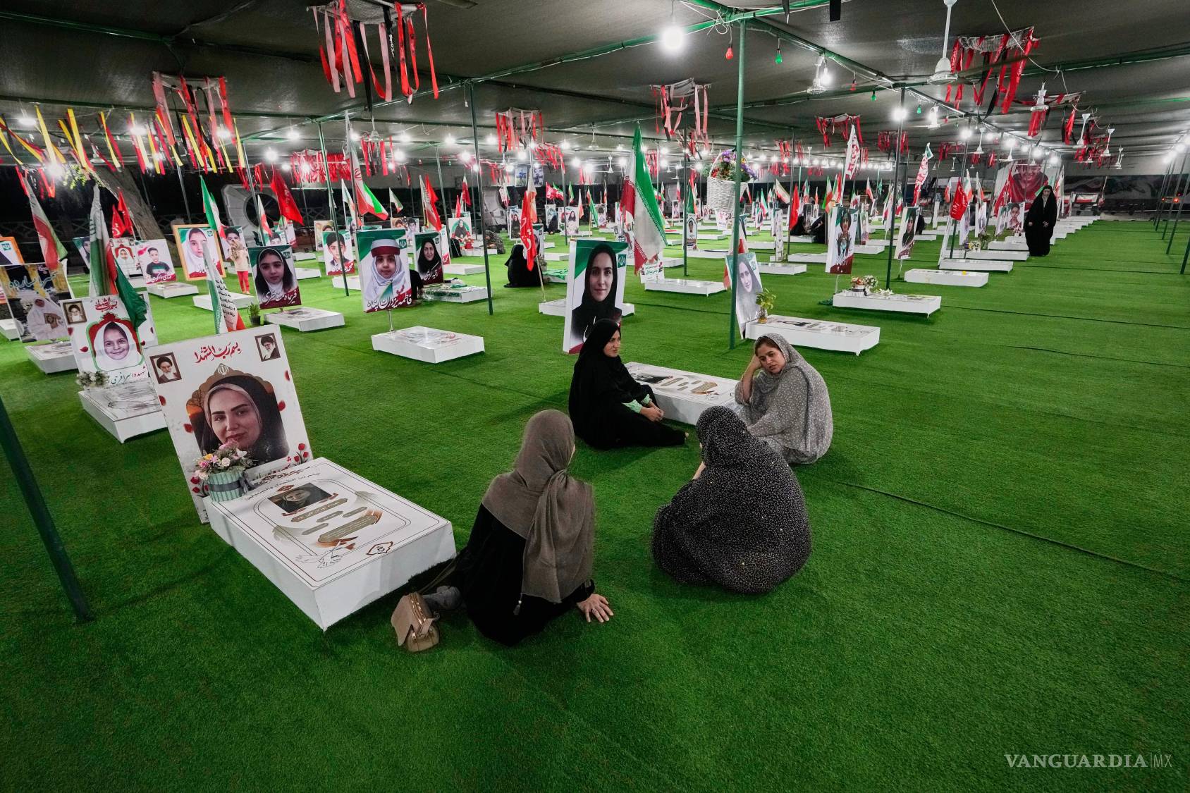 $!Unas mujeres visitan una sección del cementerio de Minab reservada para las víctimas mortales de un ataque aéreo estadounidense ocurrido el 28 de febrero contra la escuela Shajareh Tayyebeh, en Minab, al sur de Irán, el lunes 7 de septiembre de 2026.