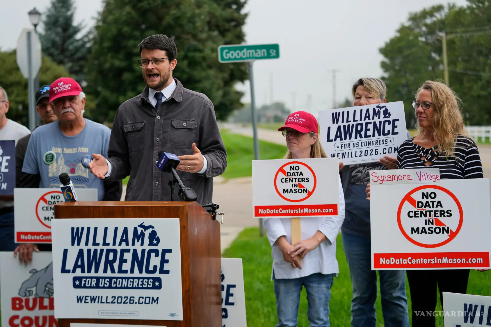 $!William Lawrence, candidato demócrata a la Cámara de Representantes habla sobre IA y centros de datos EN un acto de campaña en Mason, Michigan.