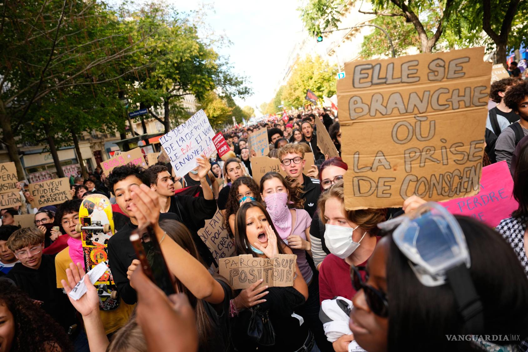 $!Miles de personas se manifestaron en decenas de ciudades de Francia por la crisis escolar.