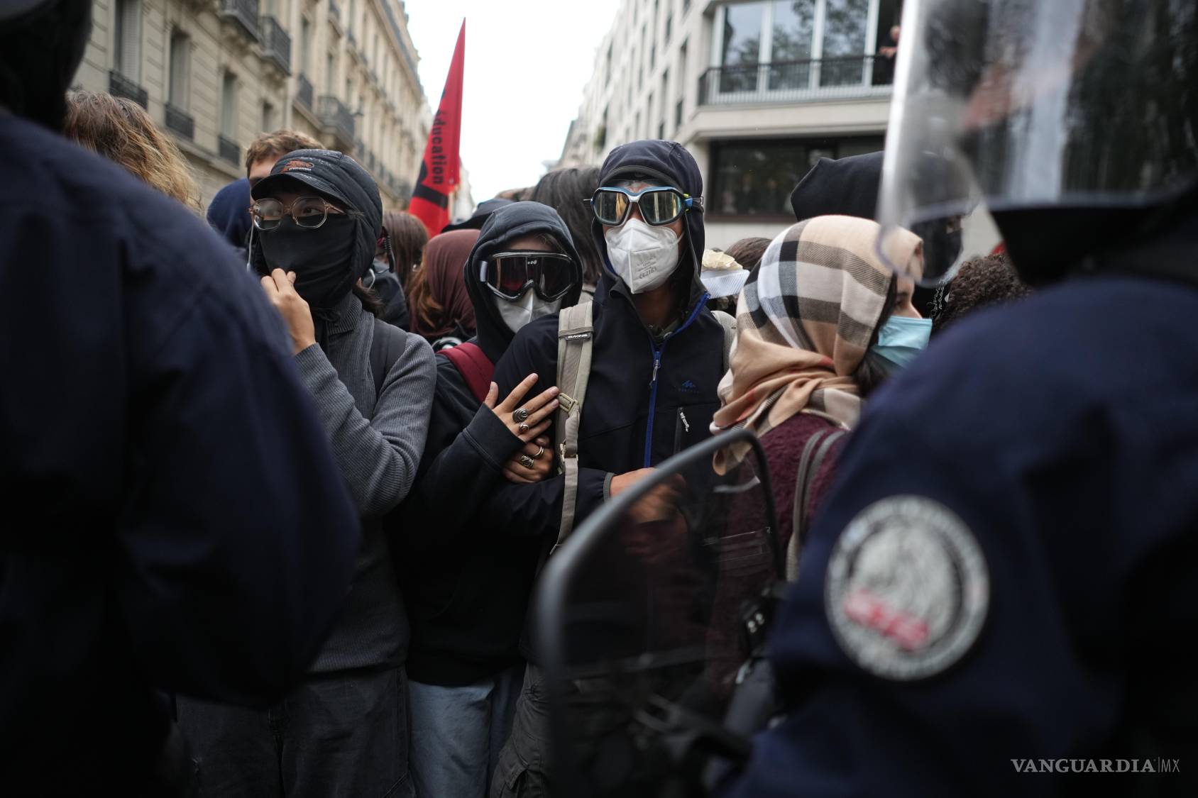 $!Estudiantes se enfrentan a agentes de la policía cerca de la Universidad de Ciencias Políticas durante una protesta contra la falta de financiamiento de las escuelas públicas, en París, el 7 de octubre de 2026.