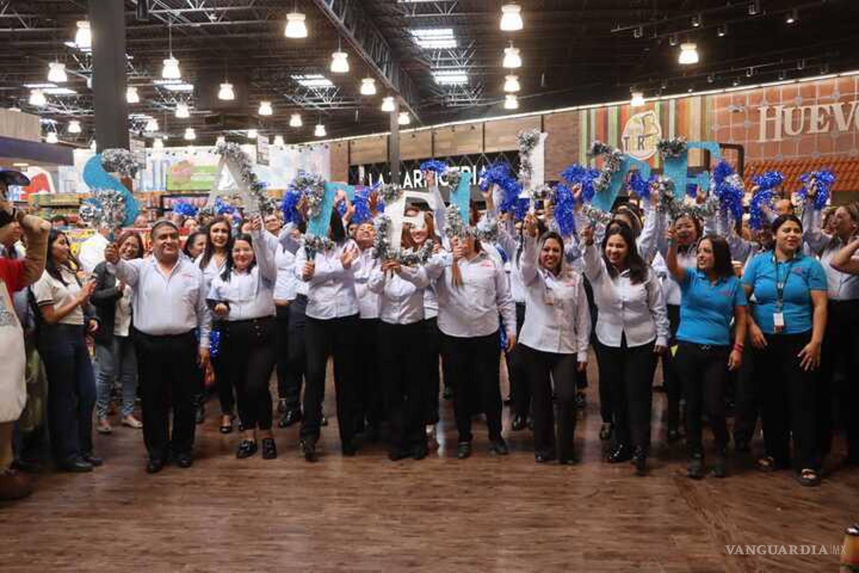 $!José Luis Azcana, supervisor de la tienda, comentó sobre el éxito inicial de la apertura y la respuesta positiva de los clientes.