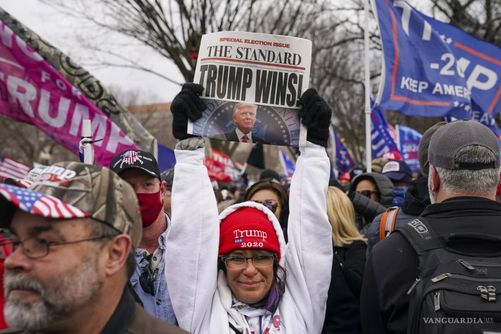 $!Partidarios de Trump participan en un mitin el miércoles 6 de enero de 2021 en Washington.