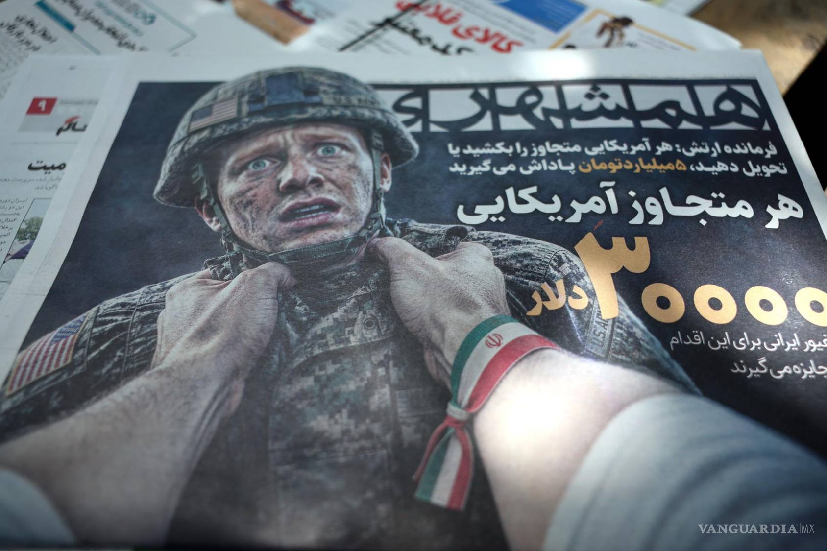 $!Portada del diario iraní Hamshahri, que muestra a un soldado EU y un titular en persa que dice “30 mil dólares para quien mate o capture a un soldado estadounidense”.