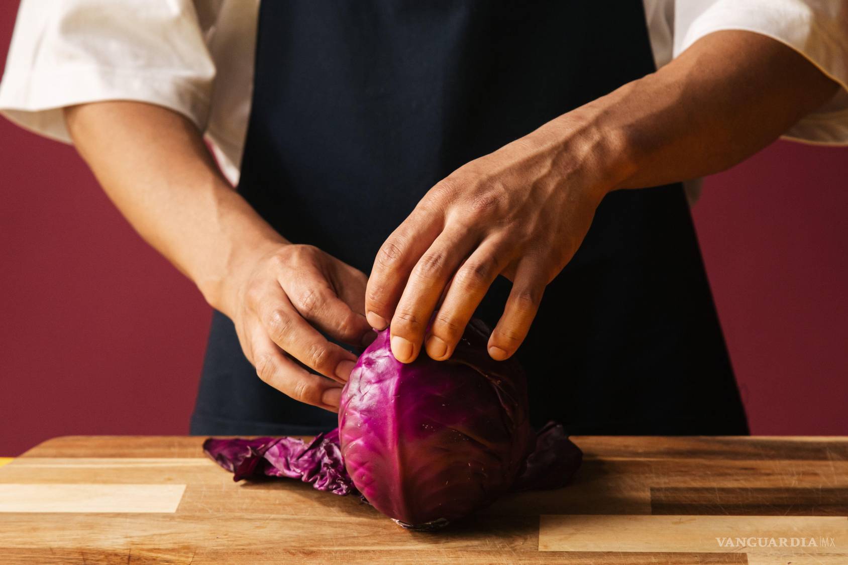 $!Al cocinar el repollo morado al grill, sus hojas exteriores comienzan a dorarse y a desarrollar notas ligeramente dulces y ahumadas.