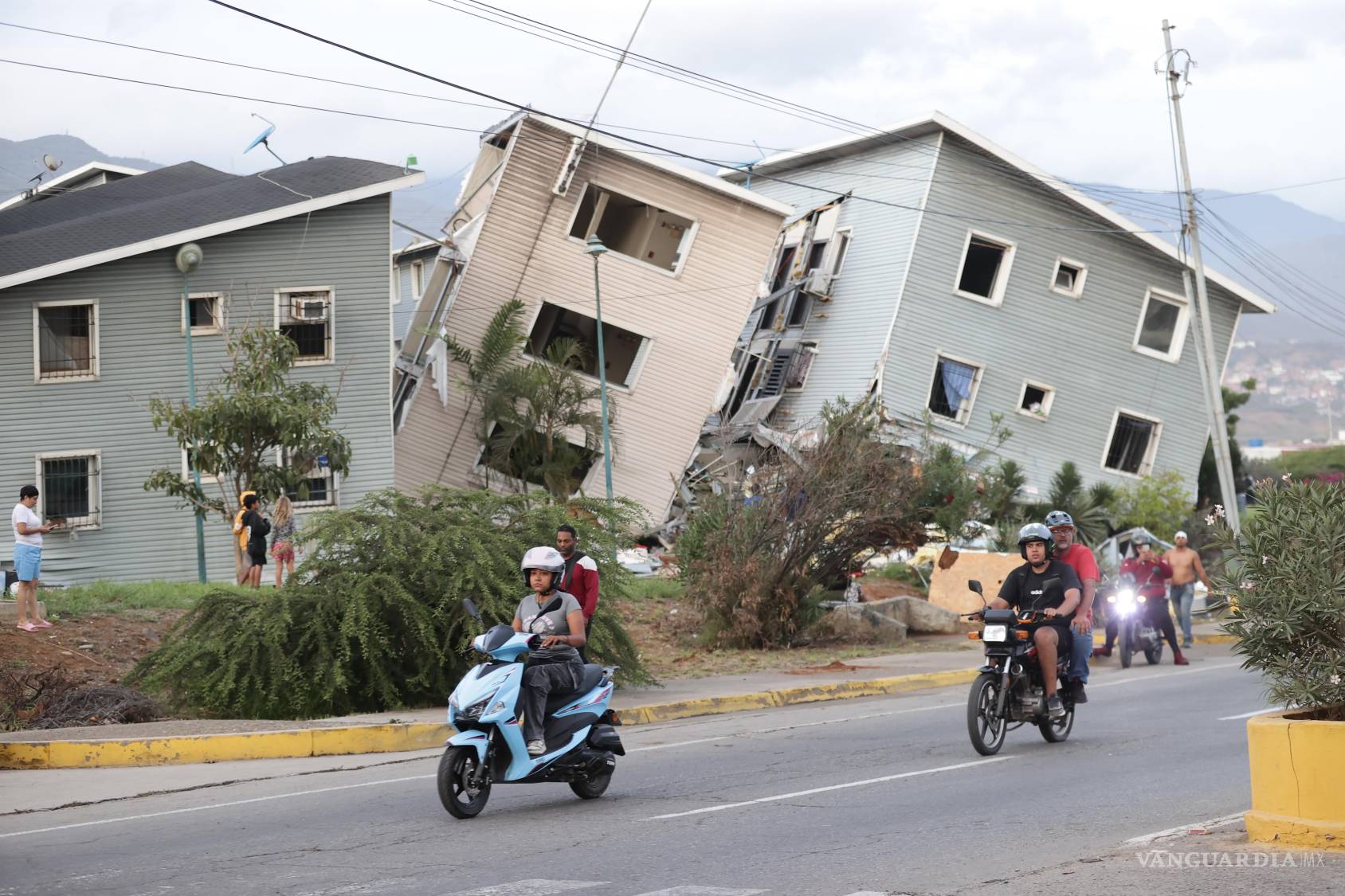 $!Vista de varios edificios dañados por los terremotos en la localidad de Catia La Mar, en el estado costero de La Guaira (Venezuela).