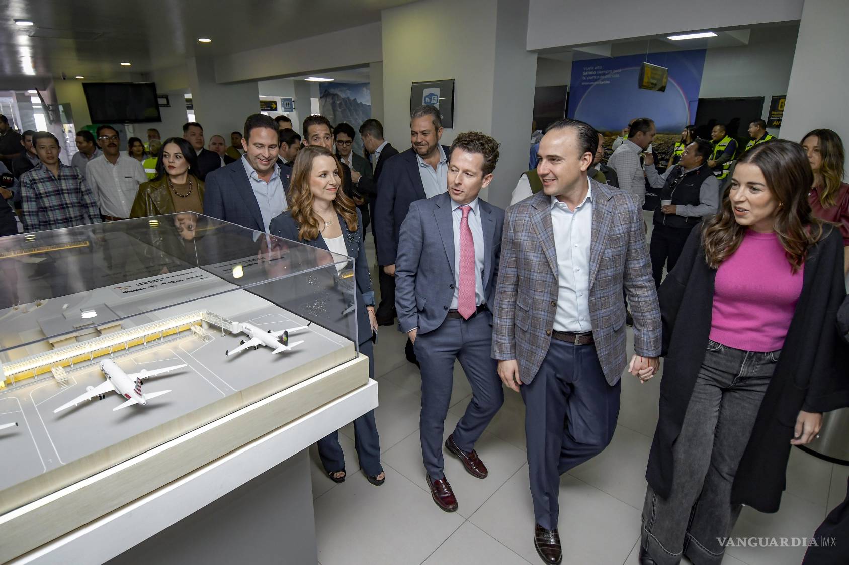 $!El gobernador Manolo Jiménez presentó el Plan de Modernización del Aeropuerto Internacional de Saltillo.