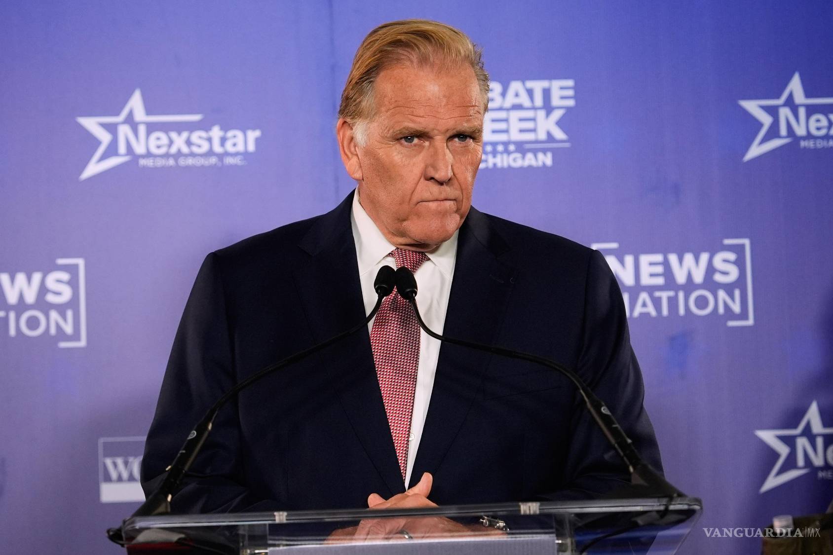 $!El candidato republicano al Senado, Mike Rogers, en un debate televisado con el candidato demócrata Abdul El-Sayed, en WOOD-TV en Grand Rapids, Michigan.