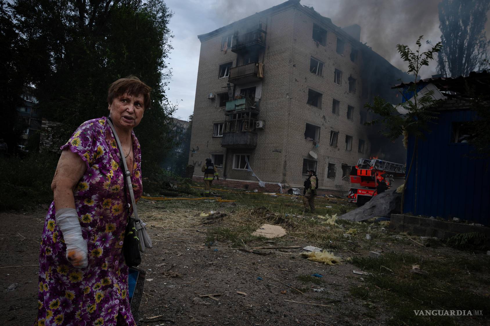 $!El lugar donde impactaron bombas planeadoras rusas contra varios edificios residenciales de apartamentos en Sloviansk, Ucrania, el 23 de julio de 2026.