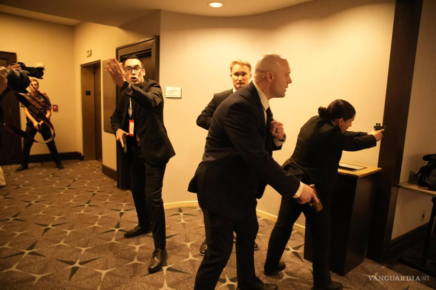 $!El personal de seguridad permanece en alerta tras escuchar disparos en la cena de la Asociación de Corresponsales de la Casa Blanca.