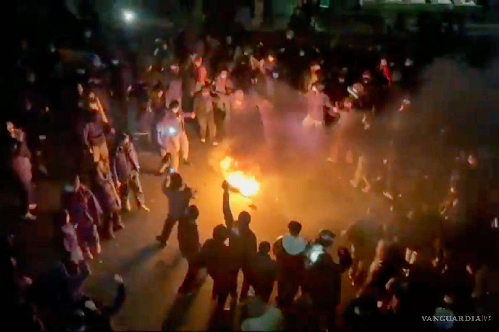 $!Vista nocturna de las protestas en una zona urbana de Irán, el flujo de información se ha visto gravemente limitado por un apagón de internet impuesto por el gobierno durante casi una semana.