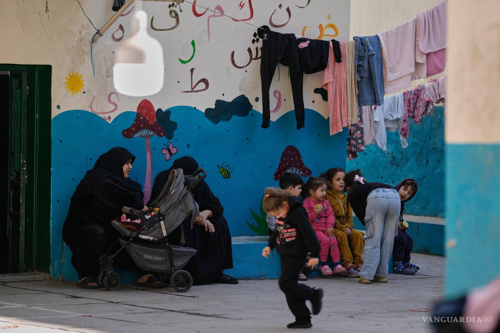 $!Personas desplazadas que huyen de los ataques aéreos israelíes en el sur del Líbano y en Dahiyeh y se refugian dentro de una escuela en Beirut, Líbano.