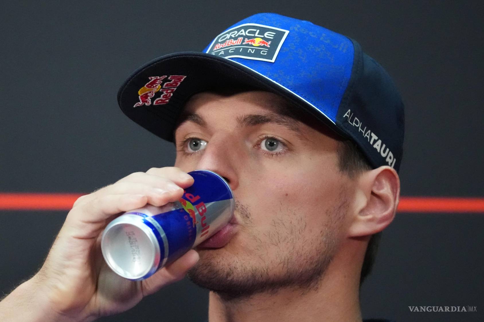 $!Max Verstappen de la escudería Red Bull ingiere una bebida energética durante la conferencia de prensa de los pilotos previa al Gran Premio de Baréin.