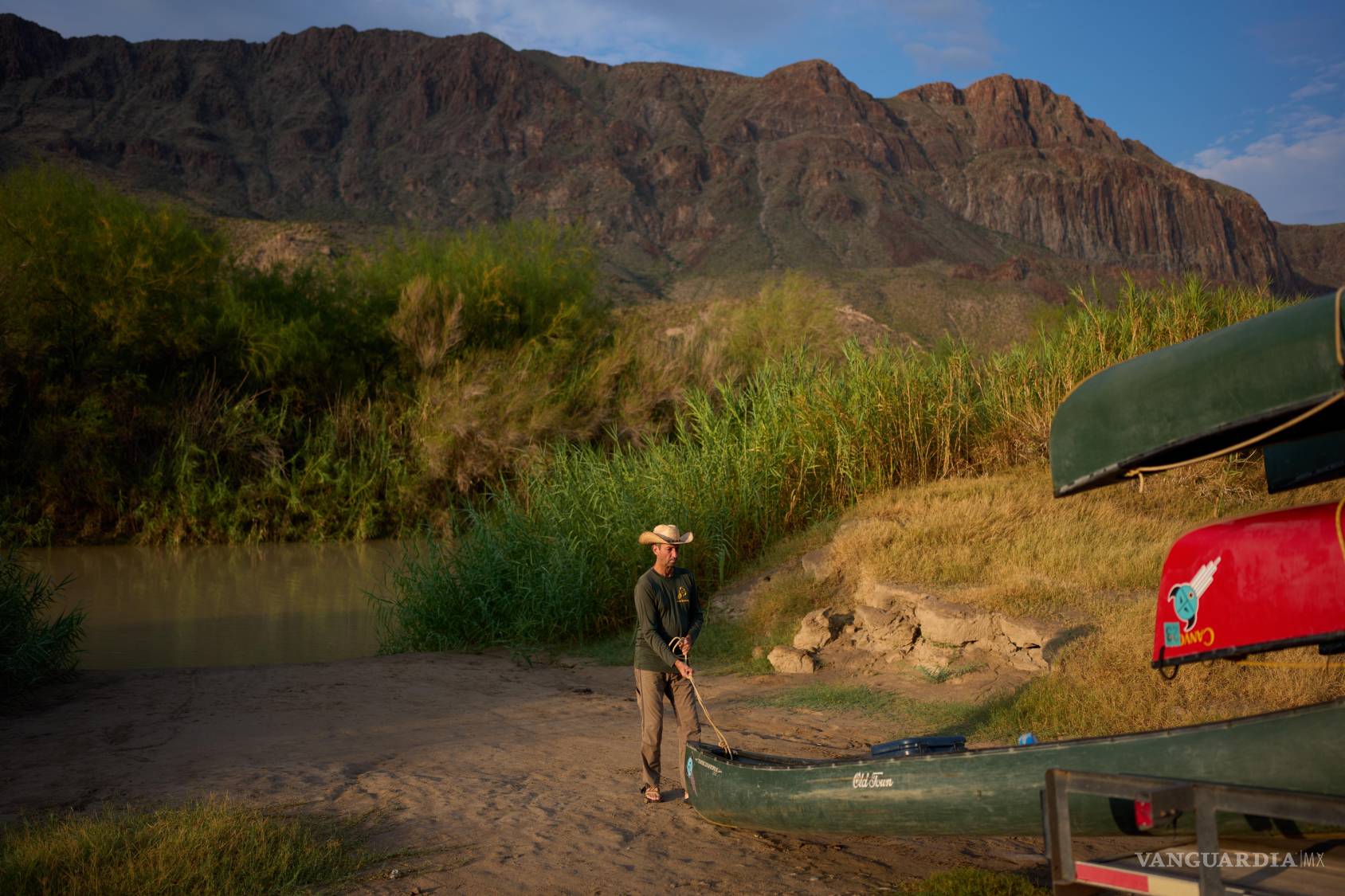 $!Charlie Angell descarga una canoa durante una excursión guiada por el río Grande, en el Parque Estatal Big Bend Ranch cerca de Redford, Texas.
