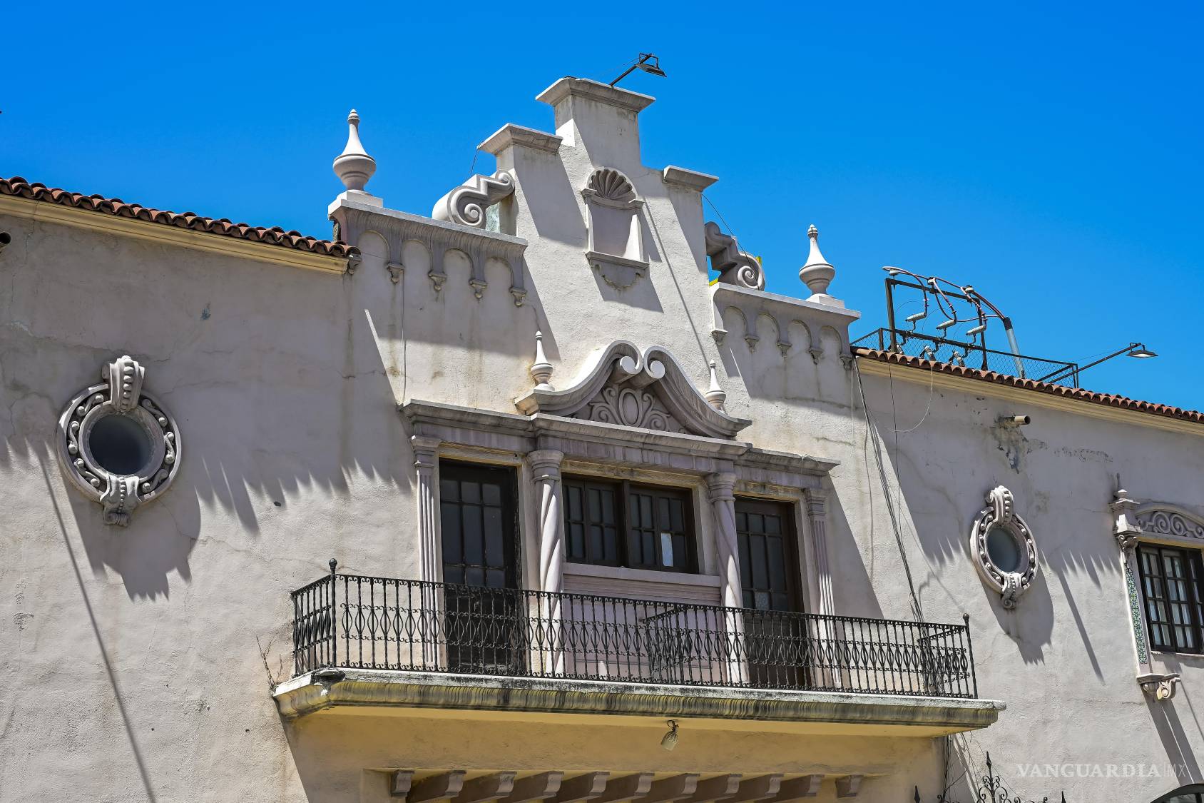 $!Remates, óculos, columnas y balcones forman la parte del Hotel Urdiñola que suele desaparecer de la mirada cotidiana. Para descubrirla hay que hacer lo que la calle pocas veces permite: detenerse y levantar la cabeza.