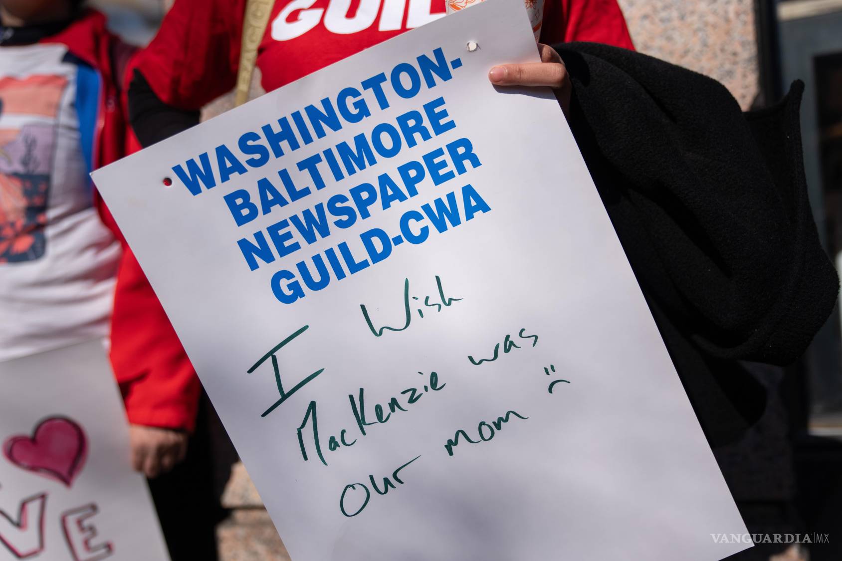 $!Protesters outside of the Washington Post office demonstrate following a mass layoff, Thursday, Feb. 5, 2026, in Washington. (AP Photo/Allison Robbert)