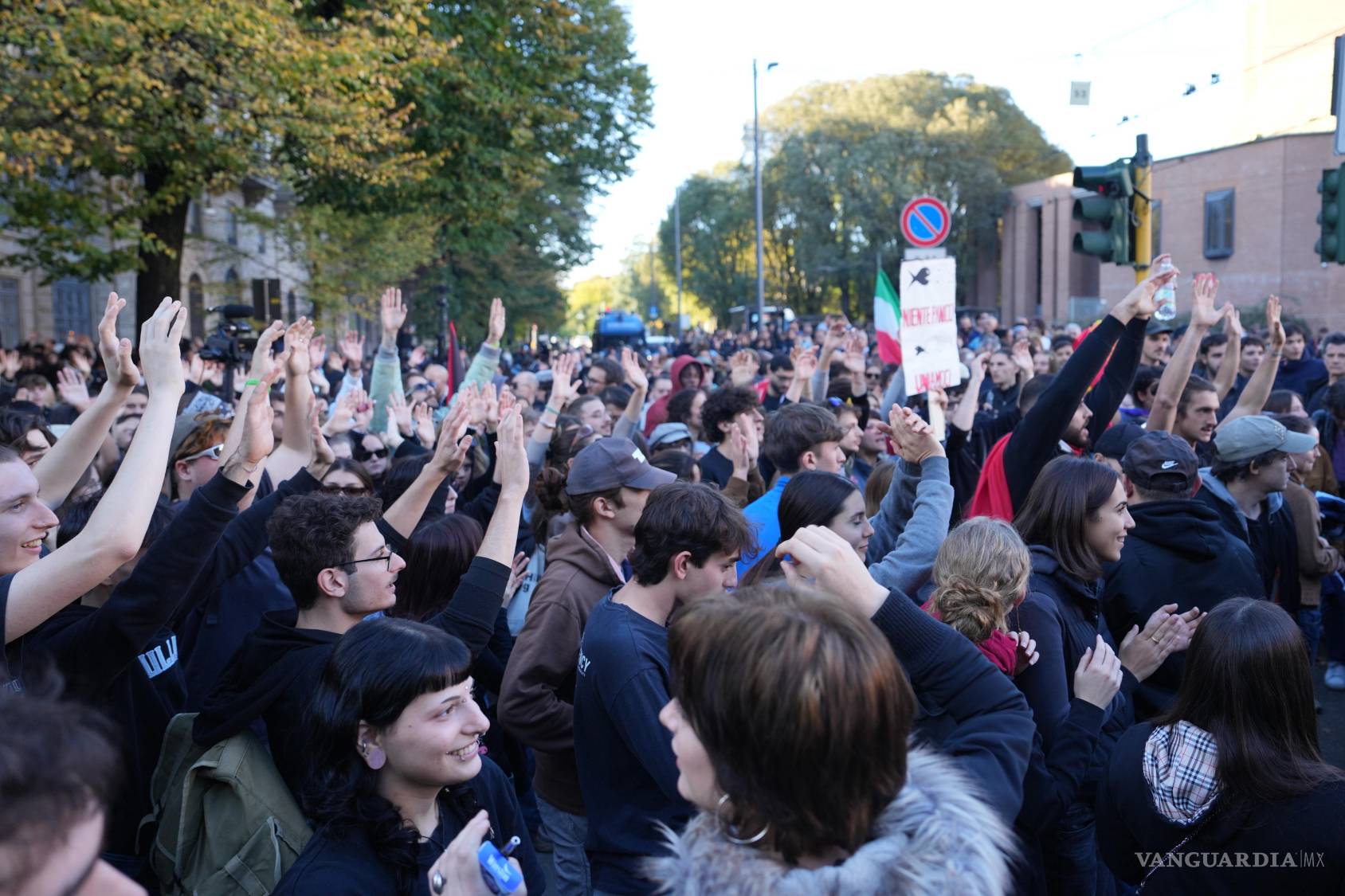 $!Personas marchan por las calles de Milán, el sábado 24 de octubre de 2026, para protestar contra el aumento del costo de vida y el deterioro de los servicios públicos, en el marco de una de las varias manifestaciones organizadas en Italia.