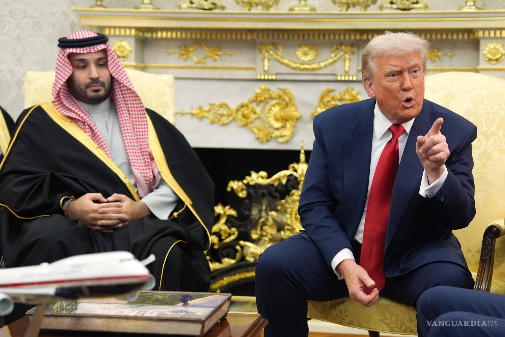 $!El presidente Trump y el príncipe heredero Mohammed bin Salman (MBS), este último se mantuvo firme en su decisión de no autorizar el uso del espacio aéreo saudita para la misión “Proyecto Libertad”, argumentando que el plan de EU podría reavivar la guerra.