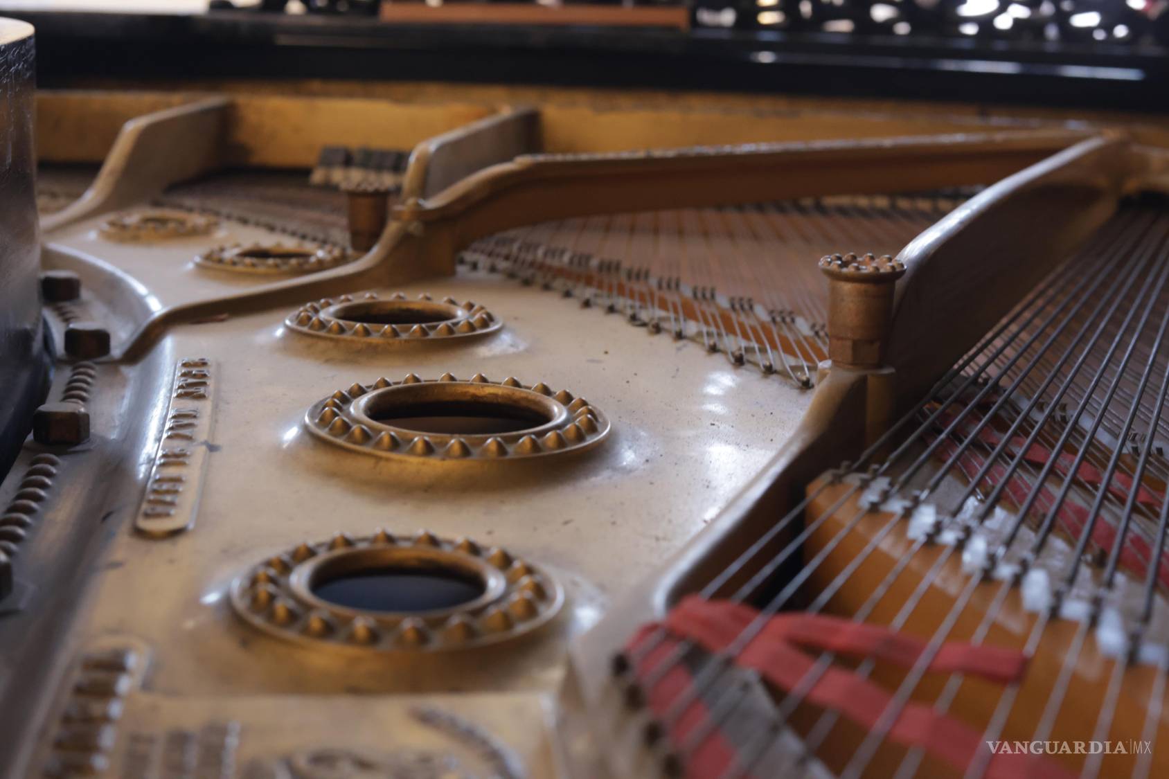$!La revisión del interior incluyó placa, cuerdas y otras zonas donde suelen localizarse marcas capaces de identificar un piano antiguo.